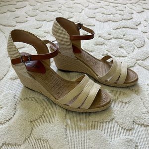 Lucky Brand Natural/Dark Camel Sandals. Like new